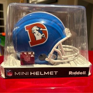 Denver Broncos Mini Helmet - throwback version

Riddell - NFL Official Gear